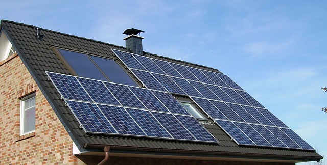 solární panel array na střeše.jpg